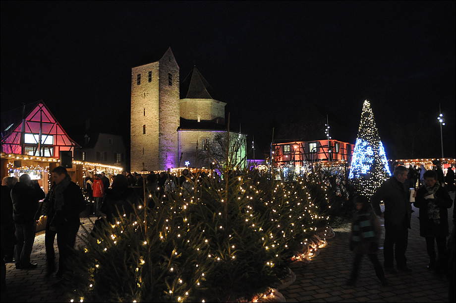 L'abbatiale d'Ottmarsheim pendant les marchés de Noël L'abbatiale d'Ottmarsheim pendant les marchés de Noël