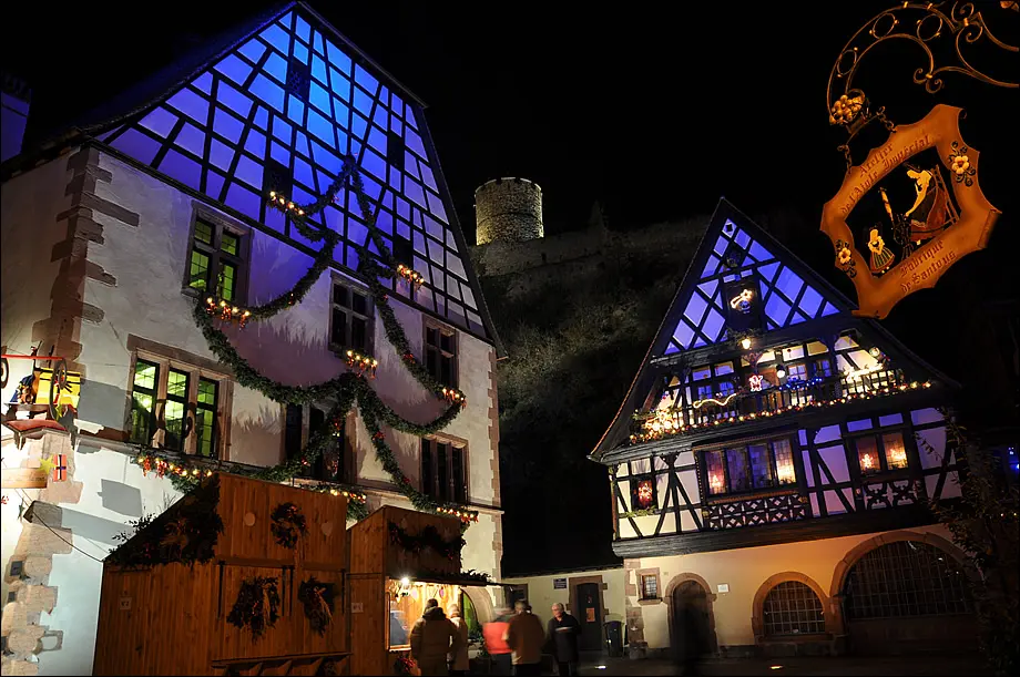 Vue des décors de Kayserberg à Noël Vue des décors de Kayserberg à Noël