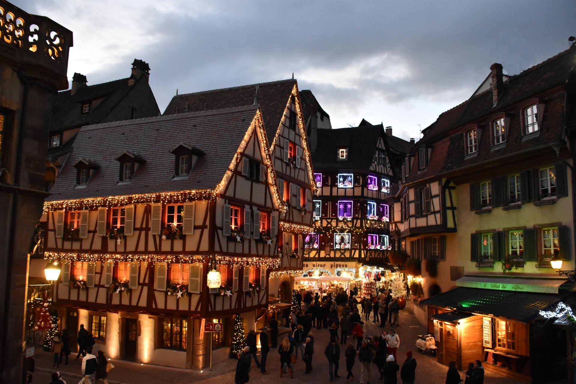 Blick auf die Häuser von Colmar zu Weihnachten