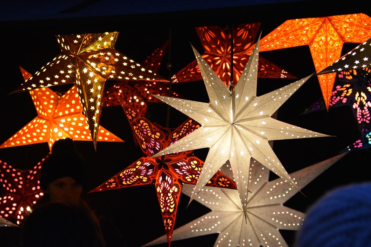 Étoiles lumineuses sur un marché de Noël en Alsace