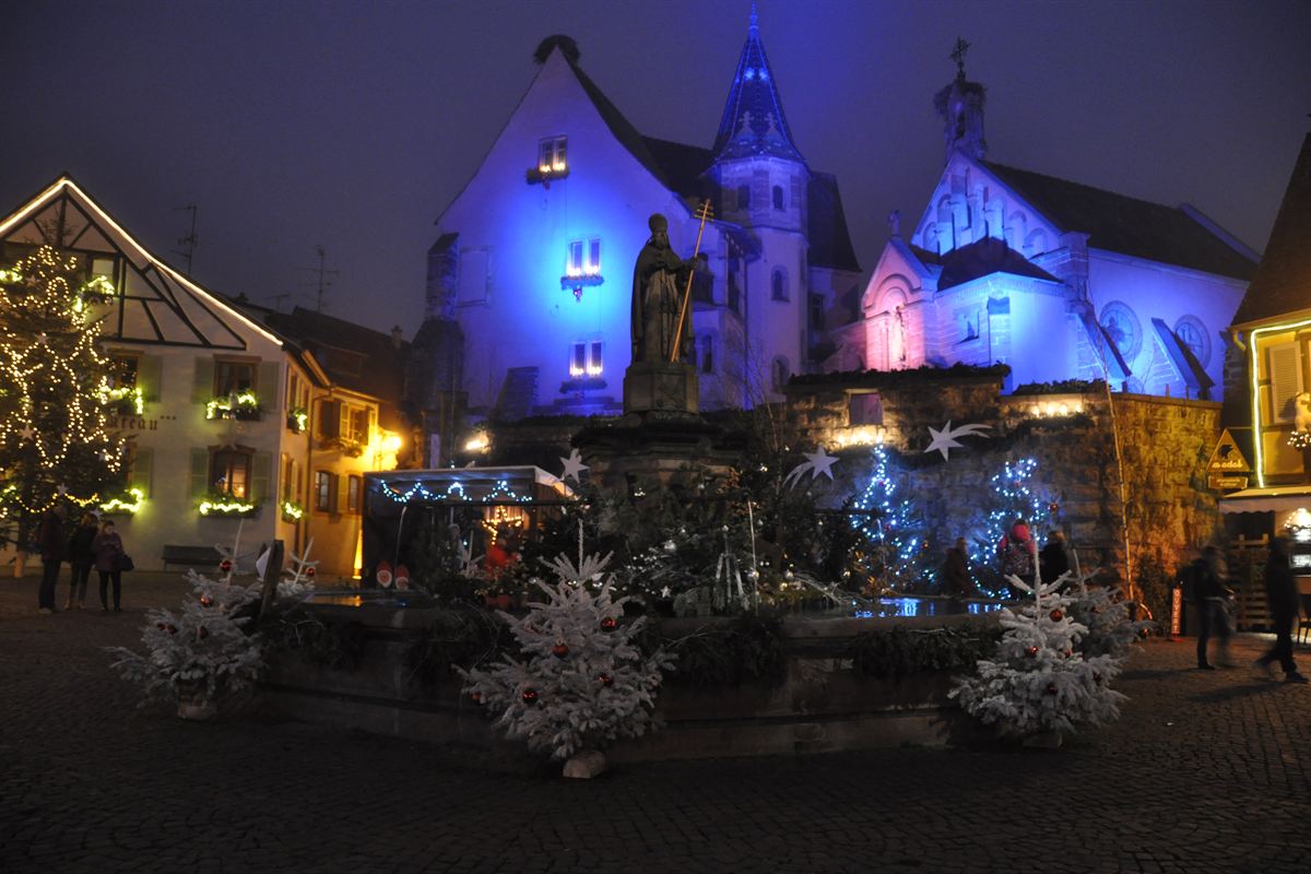 Place d'Eguisheim illuminée pendant Noël